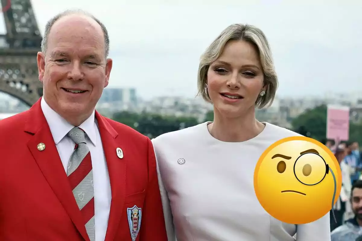 Alberto de Mónaco y Charlene posan frente a la Torre Eiffel, una de ellas lleva un traje rojo y la otra un vestido blanco, con un emoji de monóculo superpuesto.
