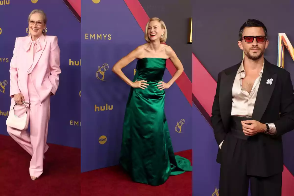 Tres personas posando en la alfombra roja de los premios Emmy, una con traje rosa, otra con vestido verde y otra con traje negro.