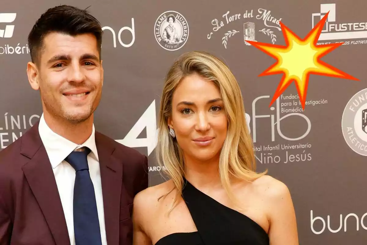 Álvaro Morata y Alice Campello posando en un evento con un fondo de logotipos y una estrella amarilla en la esquina superior derecha.