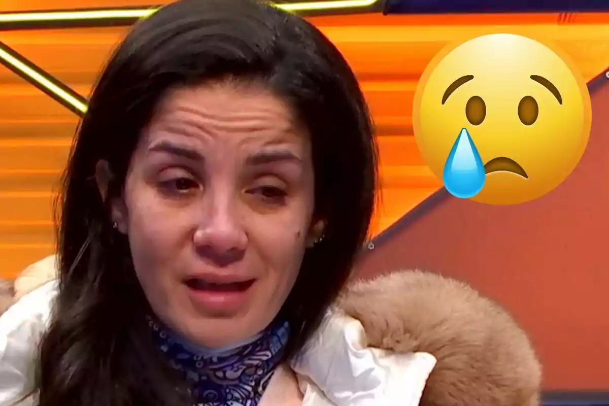 Ana Herminia llorando con un emoji triste al lado en un fondo naranja.