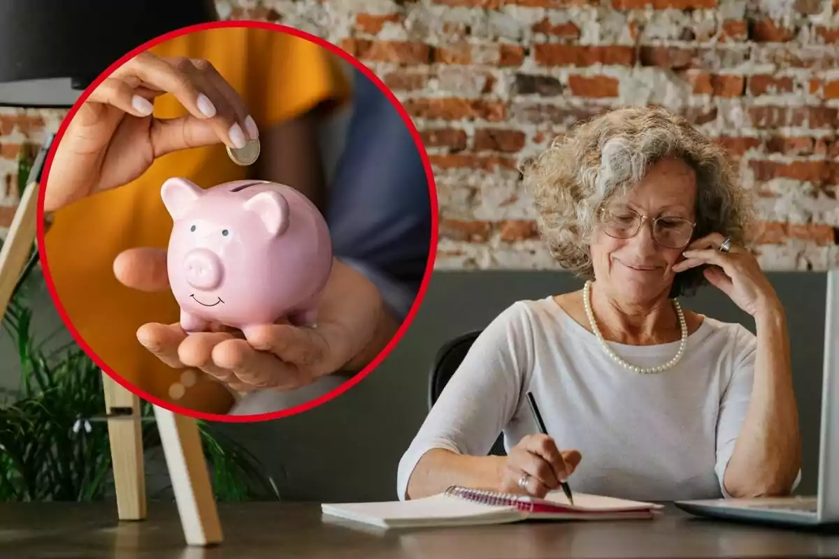 Una mujer mayor escribiendo en un cuaderno mientras habla por teléfono, con una imagen insertada de una mano depositando una moneda en una alcancía de cerdito rosa.