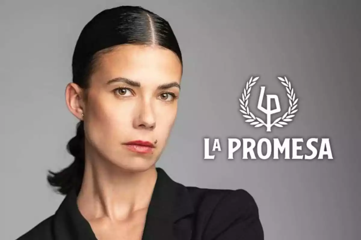 Andrea del Rio de cabello oscuro con expresión seria junto al logo de "La Promesa" sobre un fondo gris.