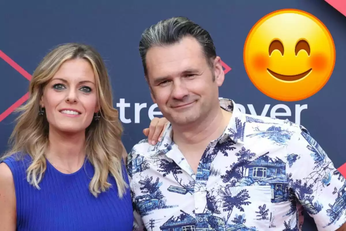 Andrea Ropero e Iñaki López posando para una foto con un emoji sonriente en el fondo.