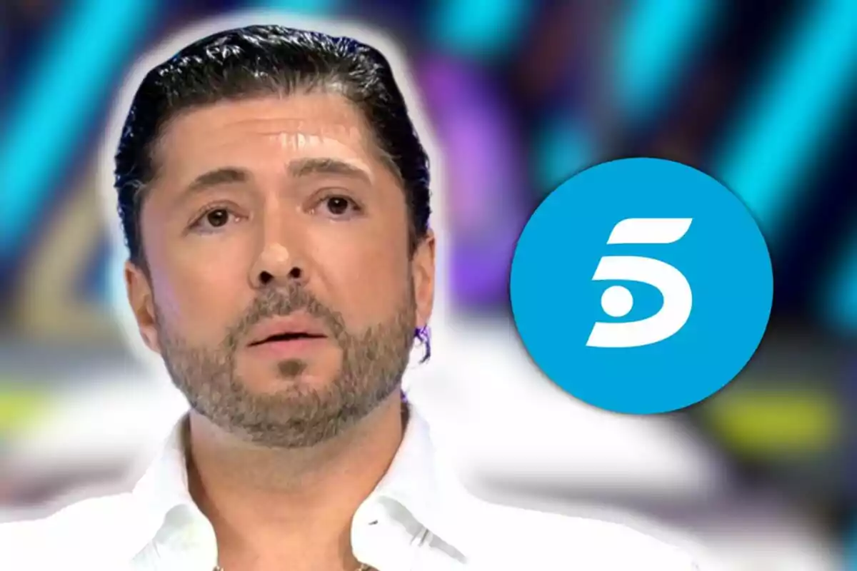 Ángel Cristo con barba y cabello oscuro en un estudio de televisión con el logo de un canal en la esquina.