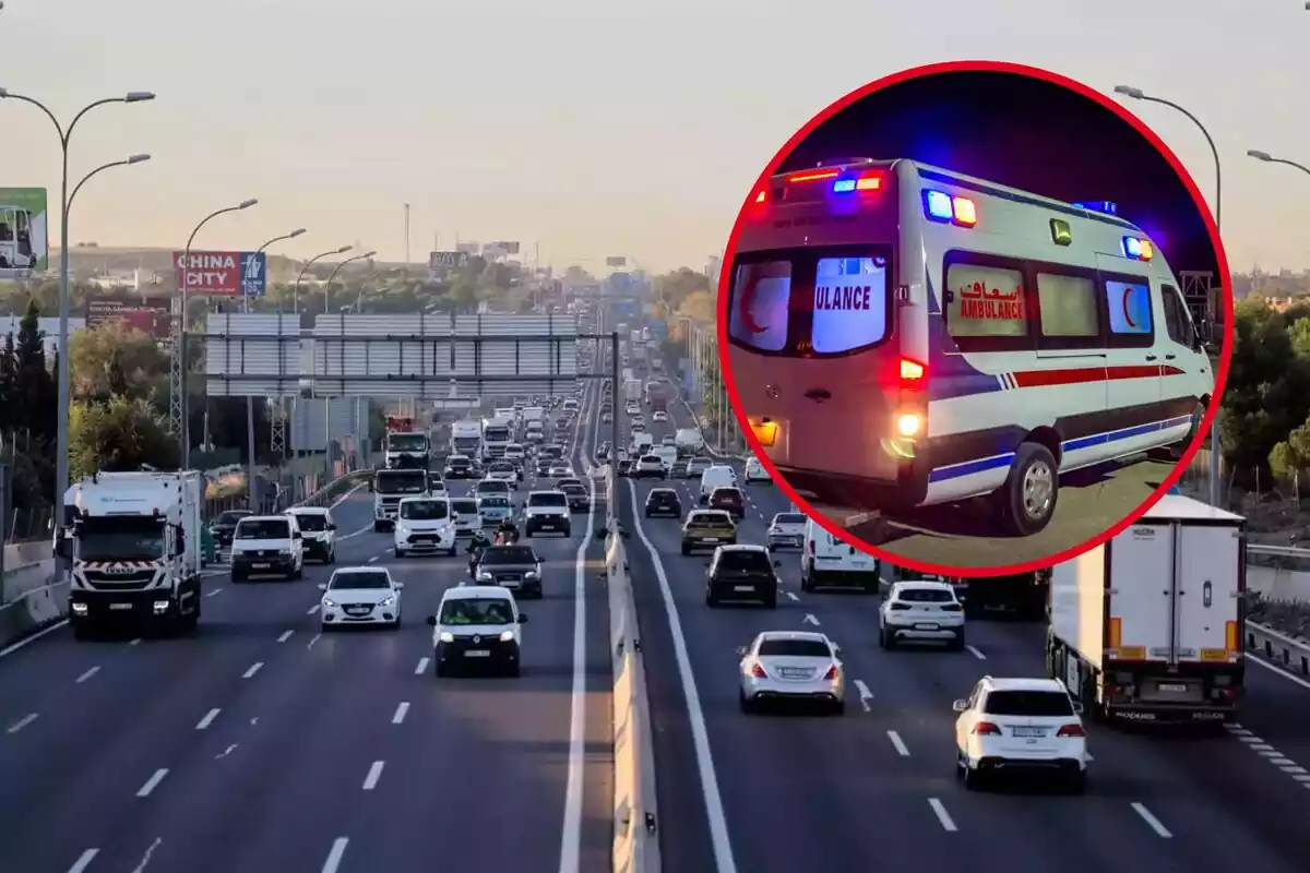 Vehículos circulando por una autovía, y en el círculo, una ambulancia con las luces de emergencia encendidas