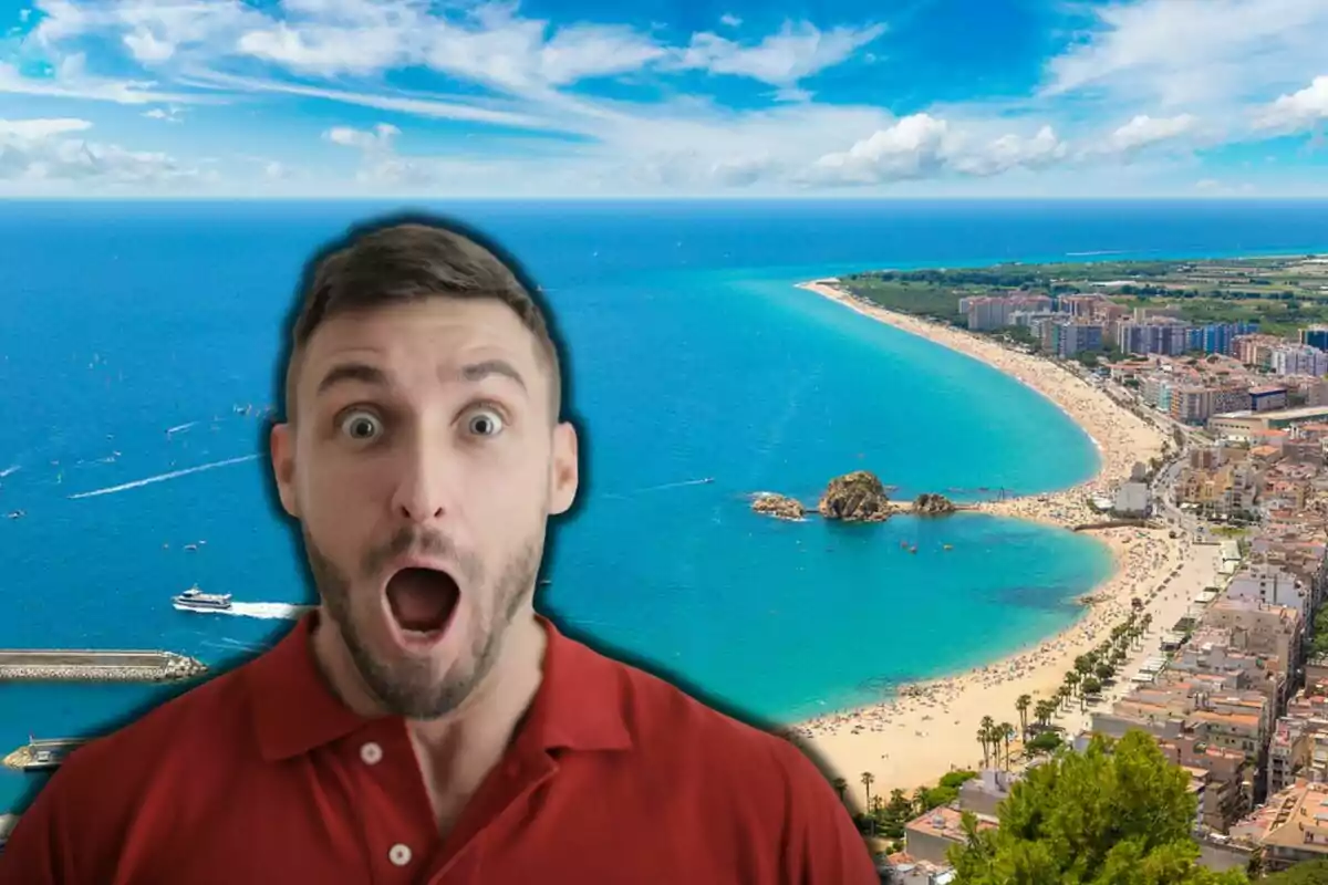 Un hombre con expresión de sorpresa en primer plano con una vista panorámica de una playa y una ciudad costera al fondo.
