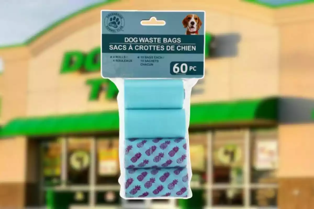Paquete de bolsas azules para desechos de perro con cuatro rollos, dos de ellos con dibujos de piñas, sostenido frente a una tienda Paquete de bolsas azules para desechos de perro con cuatro rollos, dos de ellos con dibujos de piñas, sostenido frente a una tienda