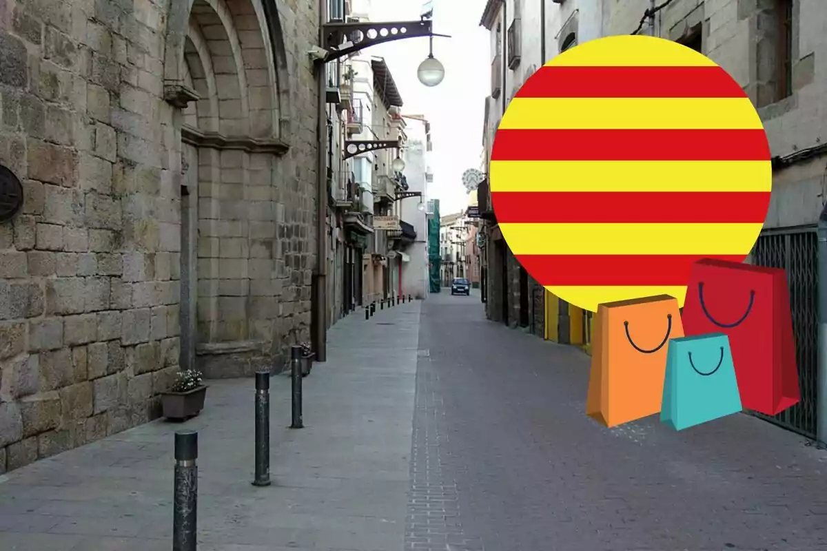 Calle estrecha con edificios antiguos y una bandera con franjas rojas y amarillas junto a bolsas de compras.