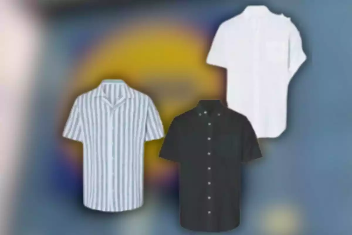 Tres camisas de manga corta en diferentes colores y estilos sobre un fondo desenfocado. Tres camisas de manga corta en diferentes colores y estilos sobre un fondo desenfocado.