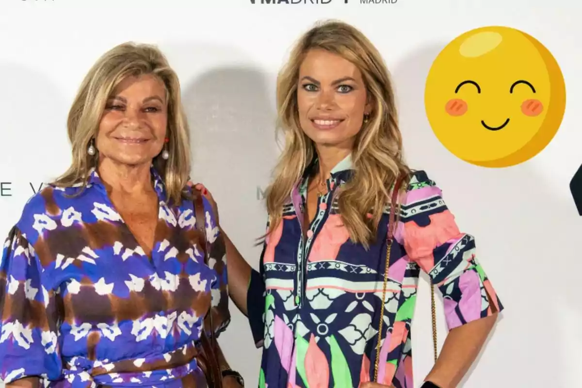 Cari Lapique y Carla Goyanes sonríen frente a un fondo blanco con un emoji amarillo sonriente a la derecha.