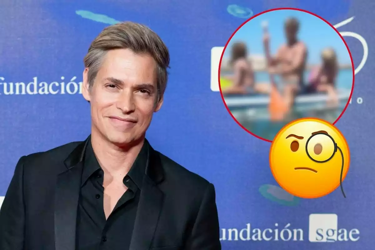 Carlos Baute con traje negro sonríe frente a un fondo azul con logotipos, mientras que en la esquina superior derecha hay una imagen borrosa de personas en una playa y un emoji con monóculo.