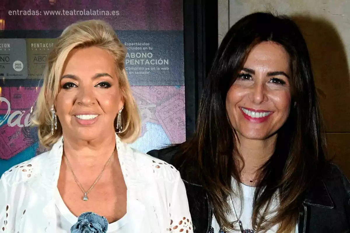 Carmen Borrego y Nuria Roca posando juntas frente a un cartel de teatro.