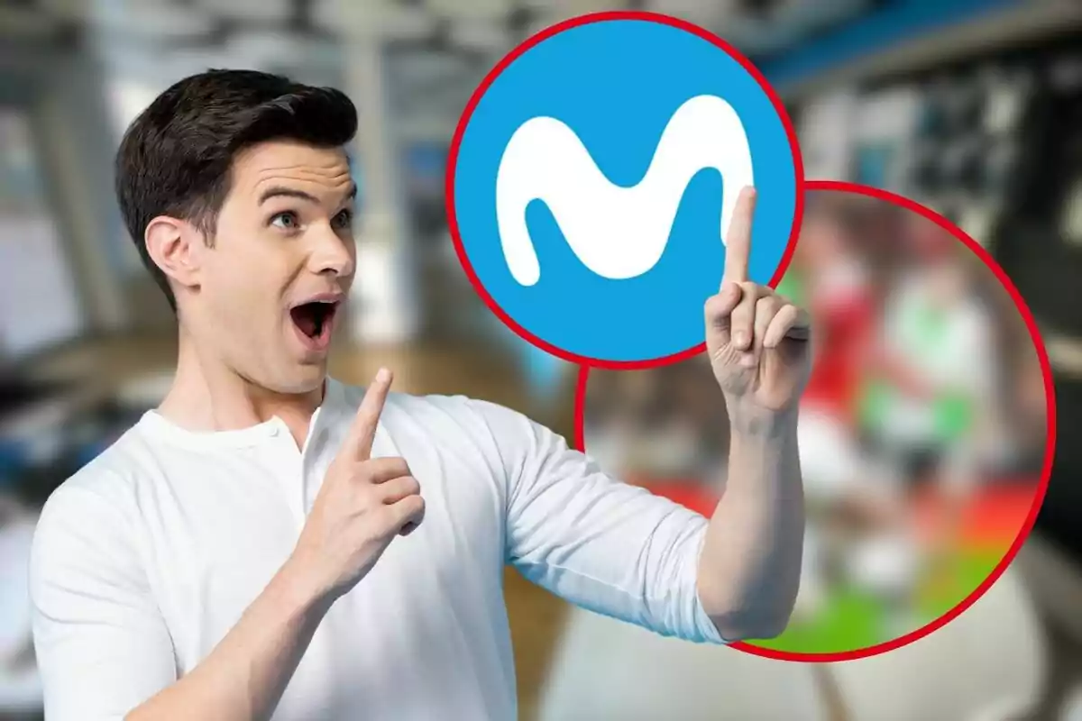 Un hombre con expresión de sorpresa y entusiasmo señala con ambos dedos índices hacia un logotipo azul con una "M" blanca.