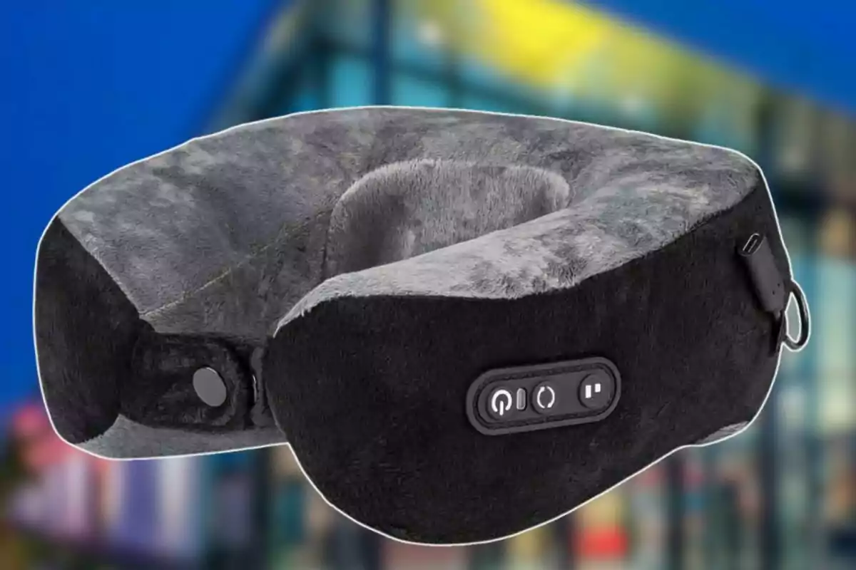 Almohada de viaje en forma de U con controles integrados sobre un fondo desenfocado. Almohada de viaje en forma de U con controles integrados sobre un fondo desenfocado.