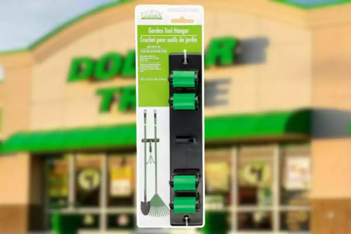 Paquete de colgador para herramientas de jardín con fondo de tienda Dollar Tree desenfocado Paquete de colgador para herramientas de jardín con fondo de tienda Dollar Tree desenfocado