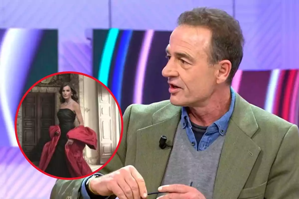 Un hombre hablando en un programa de televisión con una imagen insertada de una mujer con un vestido elegante y un abrigo rojo.