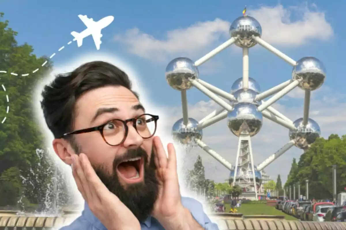 Hombre sorprendido con barba y gafas frente al Atomium en Bruselas con un avión dibujado en el cielo.