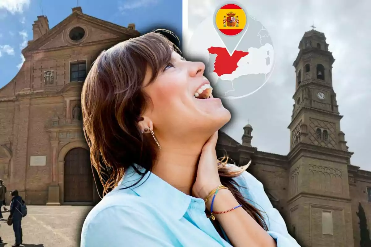 Una mujer sonriente con una iglesia de fondo y un mapa de España con una bandera en la esquina superior derecha.