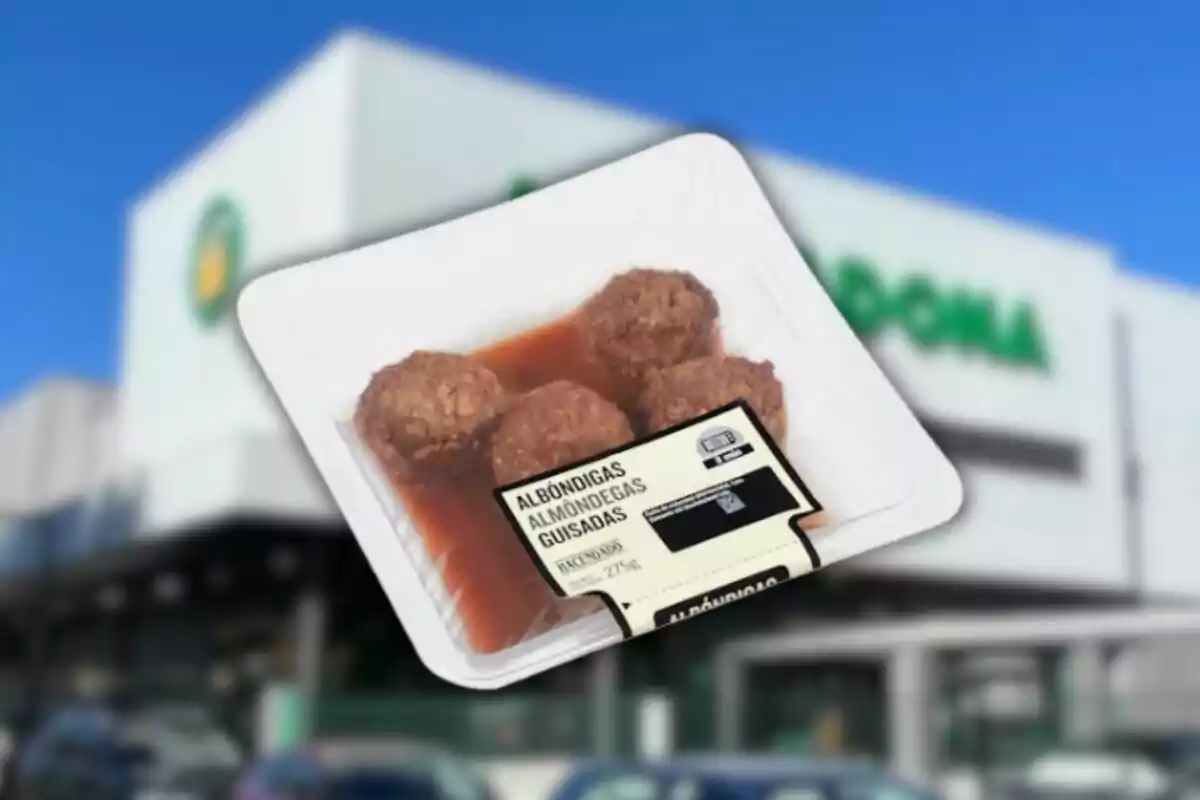 Un paquete de albóndigas guisadas de Mercadona frente a un supermercado. Un paquete de albóndigas guisadas de Mercadona frente a un supermercado.