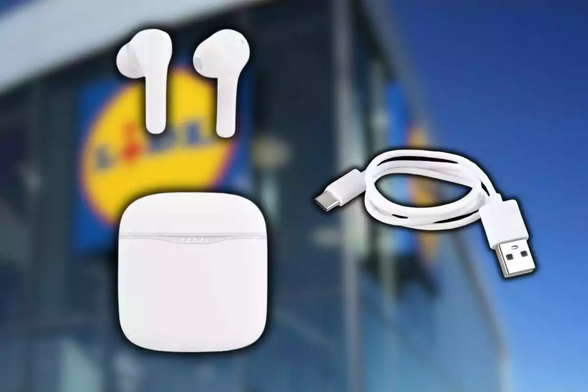 Auriculares inalámbricos blancos de Lidl con estuche de carga y cable USB frente a un edificio con un logotipo borroso. Auriculares inalámbricos blancos de Lidl con estuche de carga y cable USB frente a un edificio con un logotipo borroso.