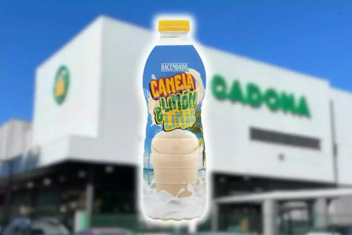 Botella de bebida de canela, limón y lima de la marca Hacendado frente a un supermercado de Mercadona. Botella de bebida de canela, limón y lima de la marca Hacendado frente a un supermercado de Mercadona.