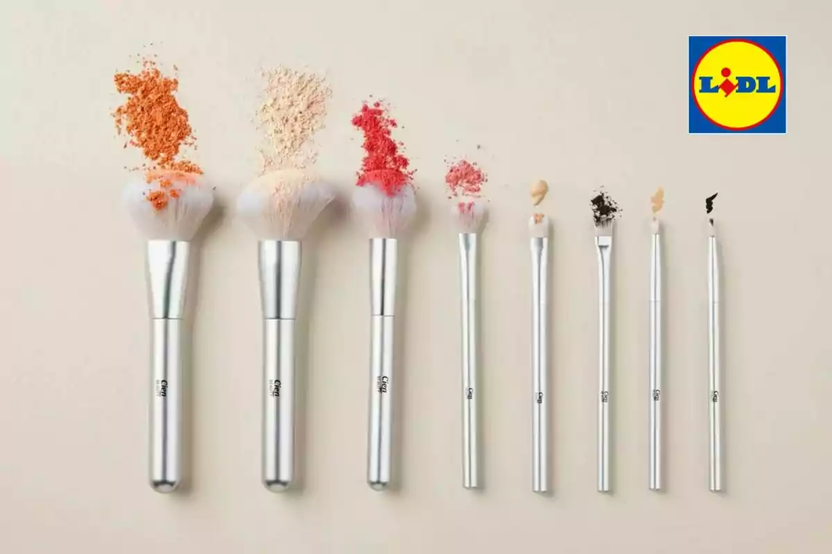 Ocho brochas de maquillaje de Lidl con diferentes productos en sus puntas y el logo de Lidl en la esquina superior derecha Ocho brochas de maquillaje de Lidl con diferentes productos en sus puntas y el logo de Lidl en la esquina superior derecha