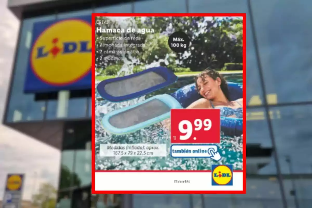 Publicidad de una hamaca de agua en oferta por 9,99 euros en Lidl con una persona disfrutando en la piscina y el logo de la tienda al fondo. Publicidad de una hamaca de agua en oferta por 9,99 euros en Lidl con una persona disfrutando en la piscina y el logo de la tienda al fondo.