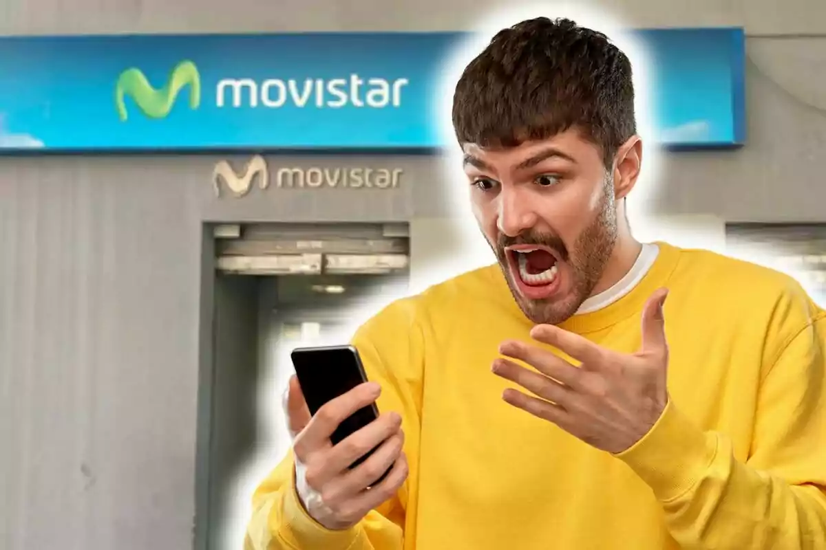 Hombre con expresión de sorpresa o enojo mirando su teléfono frente a una tienda de Movistar.