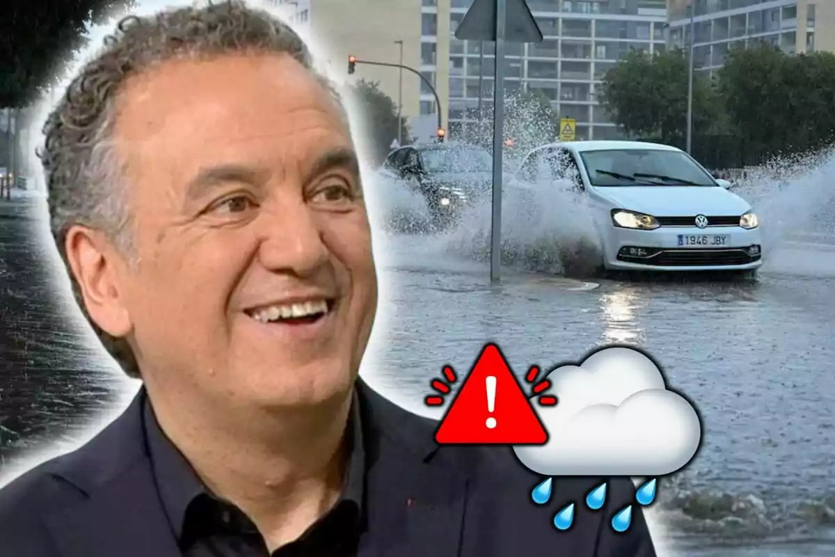 Primer plano de Roberto Brasero sonriente con fondo de inundación urbana y un símbolo de advertencia de lluvia.