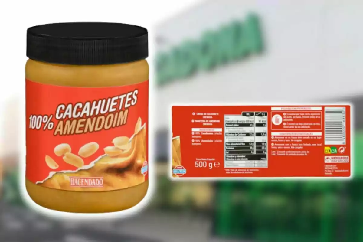 Un frasco de crema de cacahuete de la marca Hacendado de Mercadona con etiqueta roja que indica Un frasco de crema de cacahuete de la marca Hacendado de Mercadona con etiqueta roja que indica