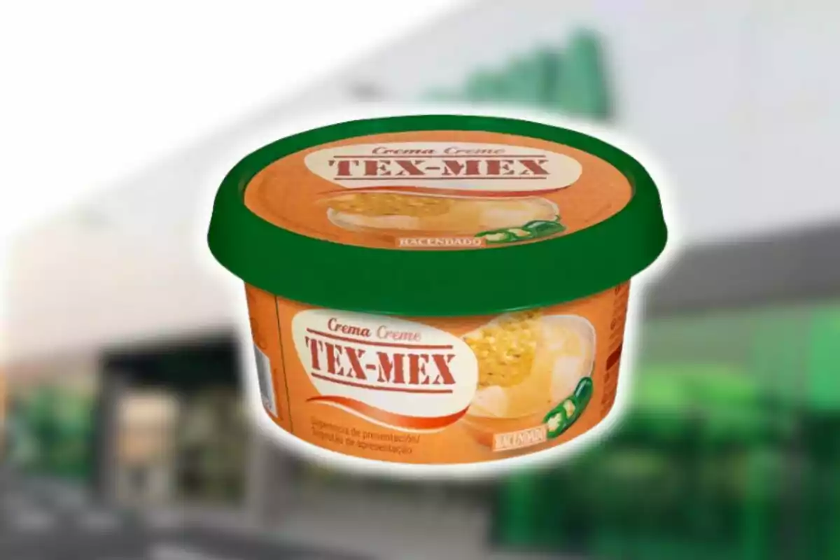 Envase de crema Tex-Mex de la marca Hacendado con tapa verde y fondo desenfocado. Envase de crema Tex-Mex de la marca Hacendado con tapa verde y fondo desenfocado.