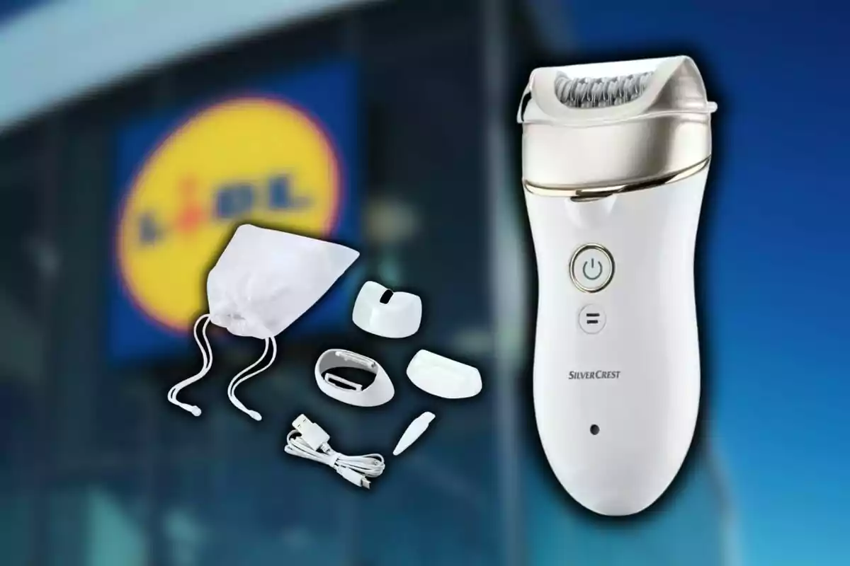Montaje de fotos de una depiladora eléctrica blanca con accesorios y bolsa sobre un fondo desenfocado de una tienda Lidl. Montaje de fotos de una depiladora eléctrica blanca con accesorios y bolsa sobre un fondo desenfocado de una tienda Lidl.