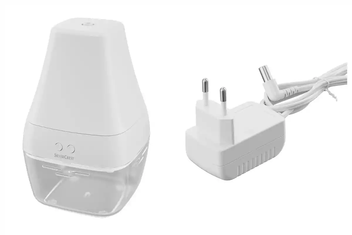 Montaje de fotos de un humidificador blanco de Lidl con su adaptador de corriente. Montaje de fotos de un humidificador blanco de Lidl con su adaptador de corriente.