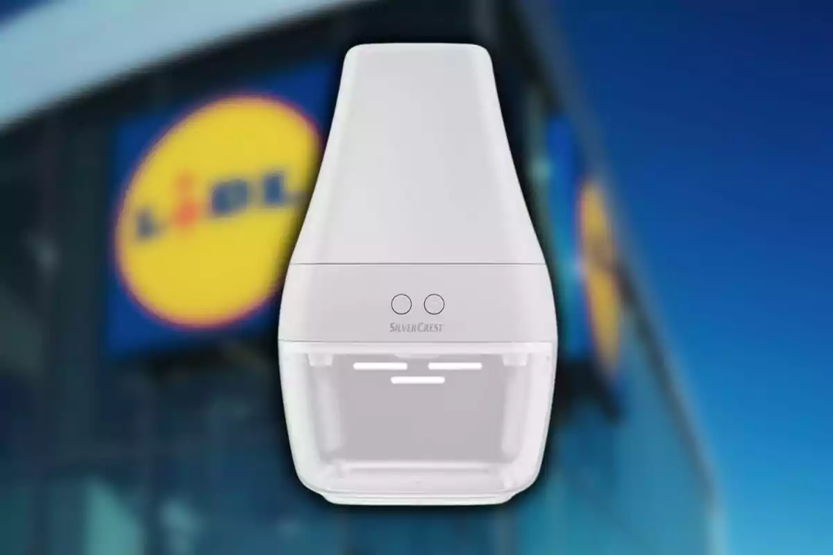 Un dispositivo blanco de la marca SilverCrest de Lidl frente a un edificio con el logotipo de un supermercado. Un dispositivo blanco de la marca SilverCrest de Lidl frente a un edificio con el logotipo de un supermercado.