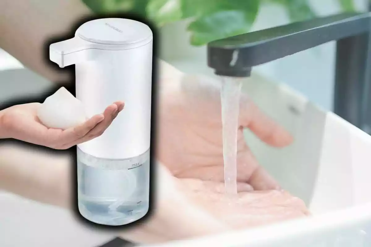 Una mano recibe espuma de un dispensador automático de Lidl mientras otra mano se enjuaga bajo un grifo de agua. Una mano recibe espuma de un dispensador automático de Lidl mientras otra mano se enjuaga bajo un grifo de agua.