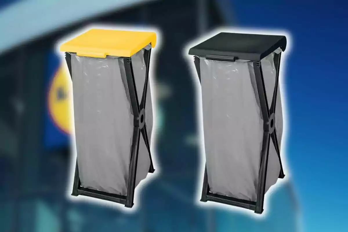 Dos contenedores de basura plegables de Lidl con tapas de colores amarillo y negro sobre un fondo desenfocado. Dos contenedores de basura plegables de Lidl con tapas de colores amarillo y negro sobre un fondo desenfocado.