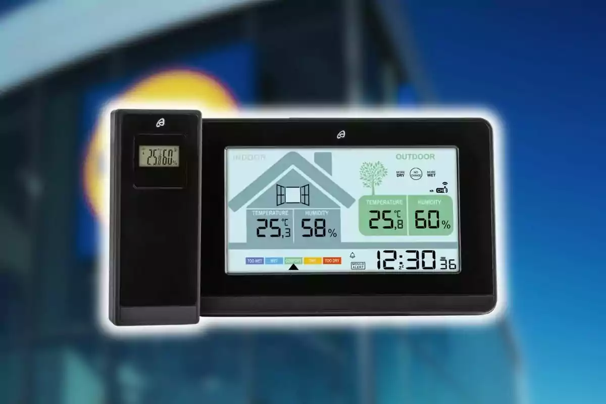 Dos dispositivos electrónicos de medición de temperatura y humedad con pantalla digital de Lidl, uno pequeño y otro más grande, sobre un fondo desenfocado de un edificio moderno. Dos dispositivos electrónicos de medición de temperatura y humedad con pantalla digital de Lidl, uno pequeño y otro más grande, sobre un fondo desenfocado de un edificio moderno.