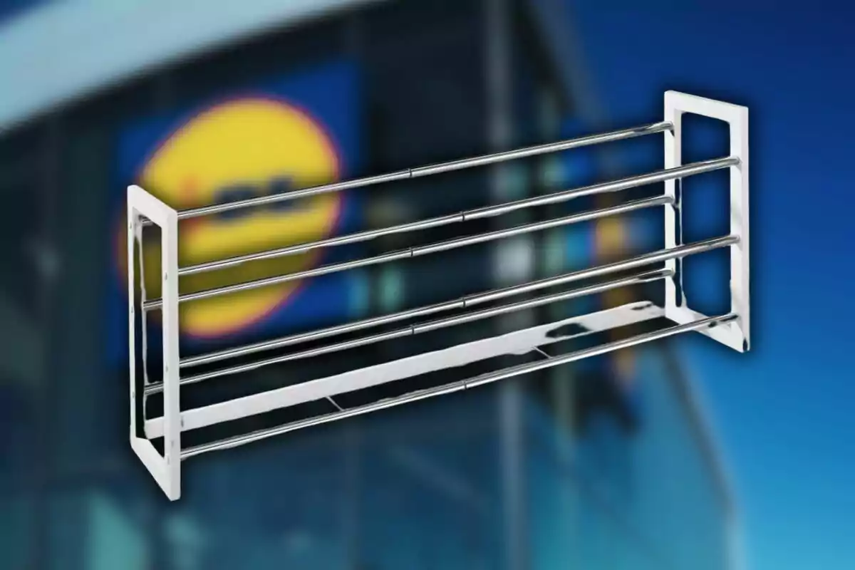 Estante metálico cromado flotando frente a un fondo desenfocado de una tienda con el logo de Lidl. Estante metálico cromado flotando frente a un fondo desenfocado de una tienda con el logo de Lidl.