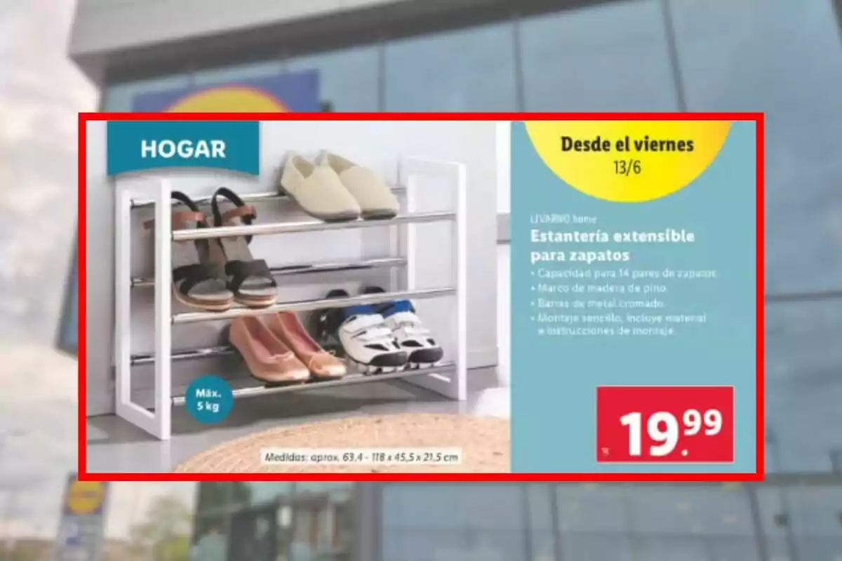 Estantería blanca extensible para zapatos con capacidad para varios pares, ubicada en una habitación junto a una alfombra, con precio de oferta destacado en un anuncio de Lidl. Estantería blanca extensible para zapatos con capacidad para varios pares, ubicada en una habitación junto a una alfombra, con precio de oferta destacado en un anuncio de Lidl.