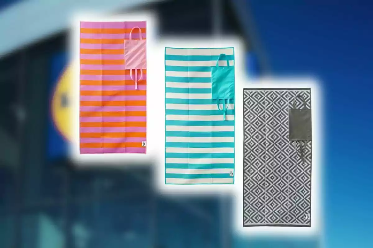 Tres toallas de playa con diferentes diseños y colores de Lidl, cada una con un bolsillo en la esquina superior derecha, sobre un fondo desenfocado azul. Tres toallas de playa con diferentes diseños y colores de Lidl, cada una con un bolsillo en la esquina superior derecha, sobre un fondo desenfocado azul.
