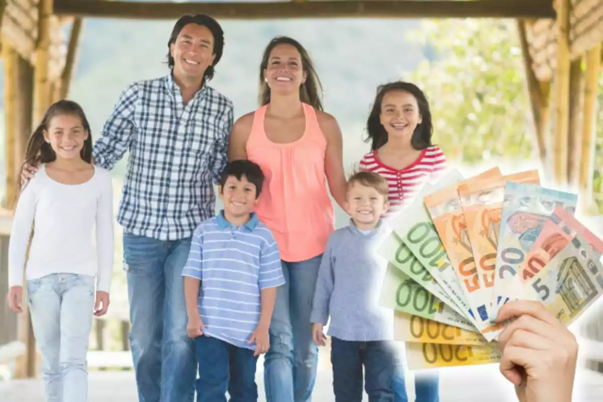 Una familia sonriente posando al aire libre con una mano sosteniendo billetes de diferentes denominaciones en la esquina inferior derecha.