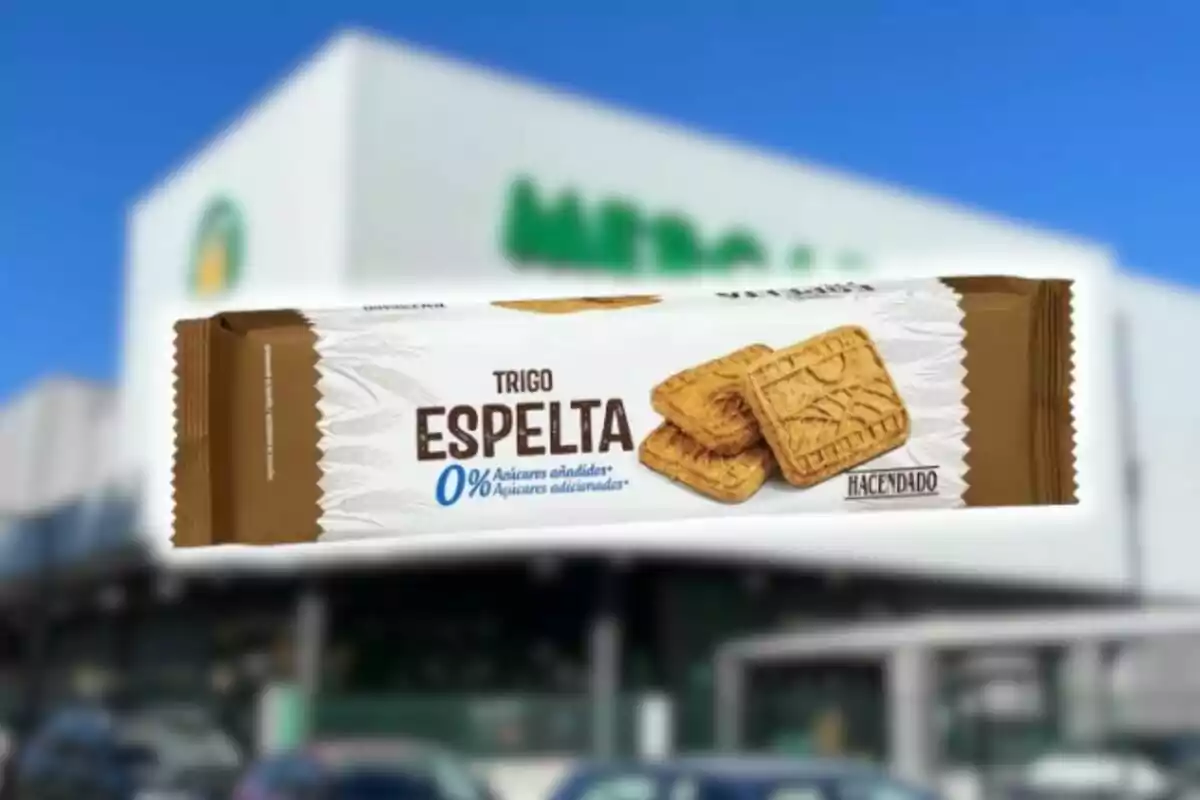 Paquete de galletas de trigo espelta sin azúcares añadidos de la marca Hacendado frente a un supermercado. Paquete de galletas de trigo espelta sin azúcares añadidos de la marca Hacendado frente a un supermercado.