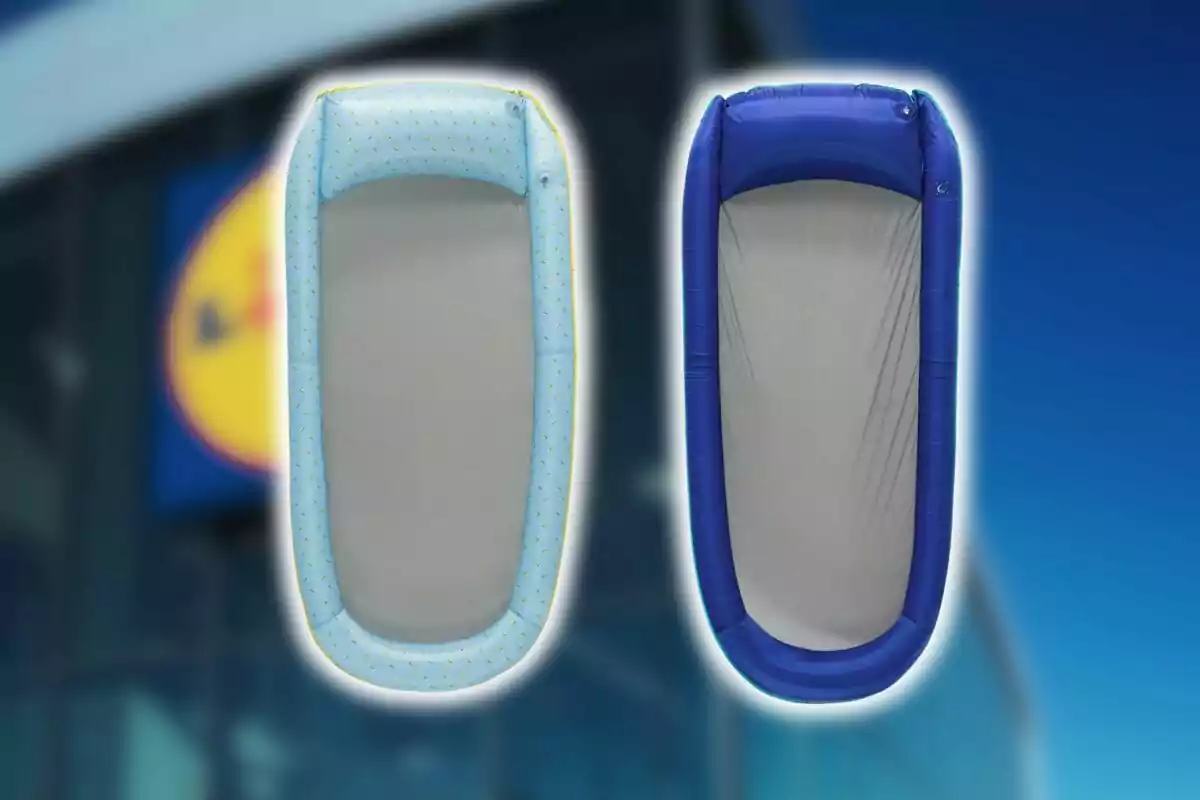 Dos colchonetas inflables para piscina de Lidl, una azul claro con detalles y otra azul oscuro, sobre un fondo desenfocado de una tienda. Dos colchonetas inflables para piscina de Lidl, una azul claro con detalles y otra azul oscuro, sobre un fondo desenfocado de una tienda.