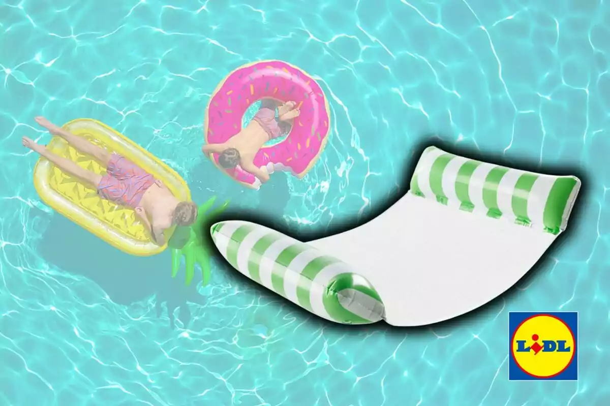 Personas disfrutando en la piscina con flotadores de colores y un colchón inflable verde y blanco junto al logo de Lidl. Personas disfrutando en la piscina con flotadores de colores y un colchón inflable verde y blanco junto al logo de Lidl.