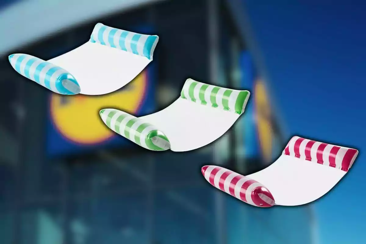 Tres colchonetas inflables para piscina en colores azul, verde y rojo con rayas blancas de Lidl sobre un fondo desenfocado de una tienda. Tres colchonetas inflables para piscina en colores azul, verde y rojo con rayas blancas de Lidl sobre un fondo desenfocado de una tienda.