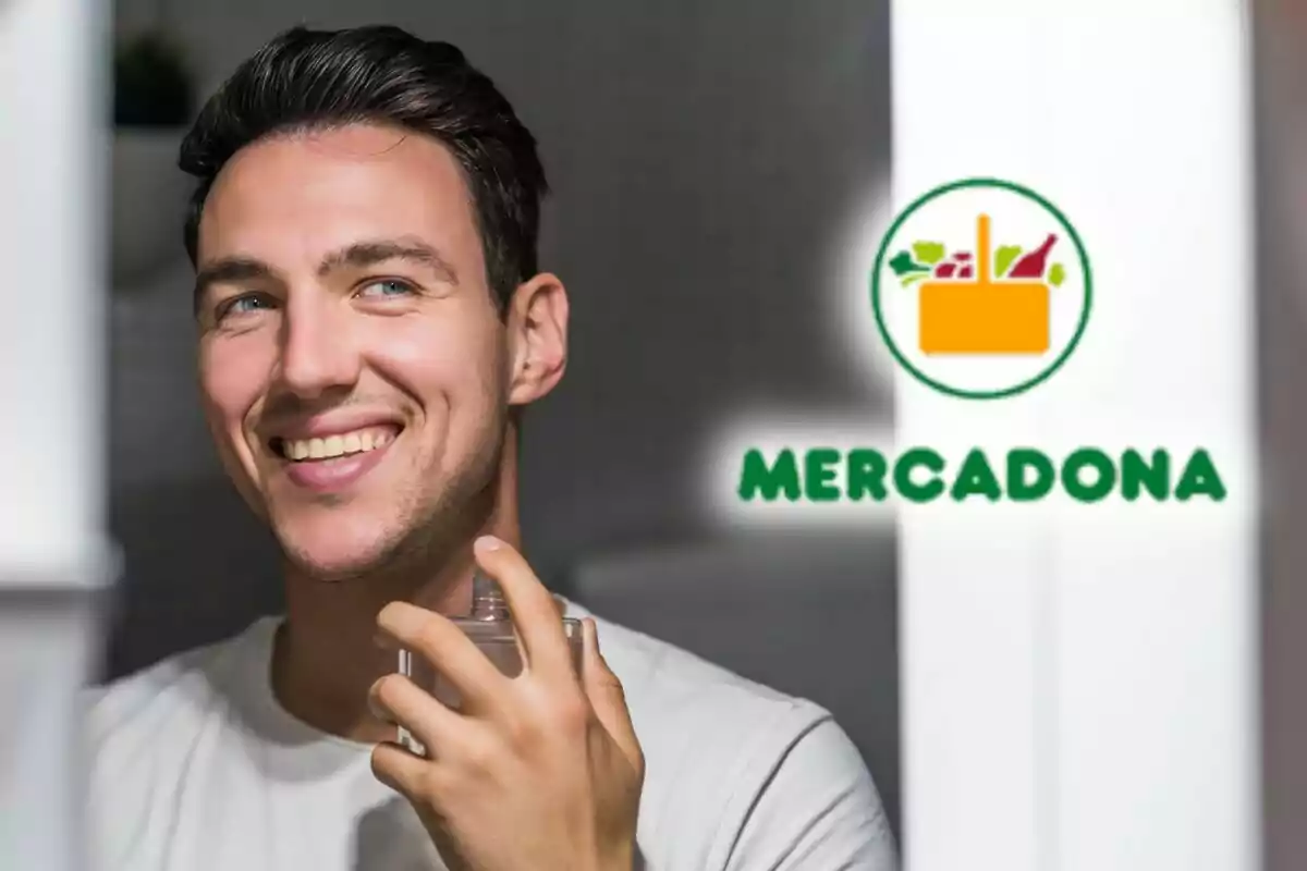Un hombre sonriendo mientras sostiene un frasco de perfume con el logo de Mercadona al lado. Un hombre sonriendo mientras sostiene un frasco de perfume con el logo de Mercadona al lado.