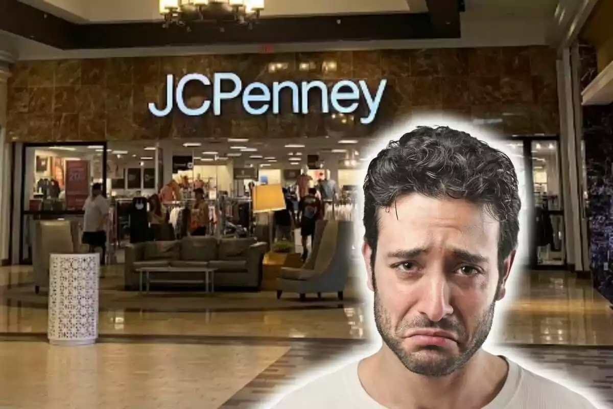 Un hombre con expresión triste frente a una tienda de JCPenney en un centro comercial.