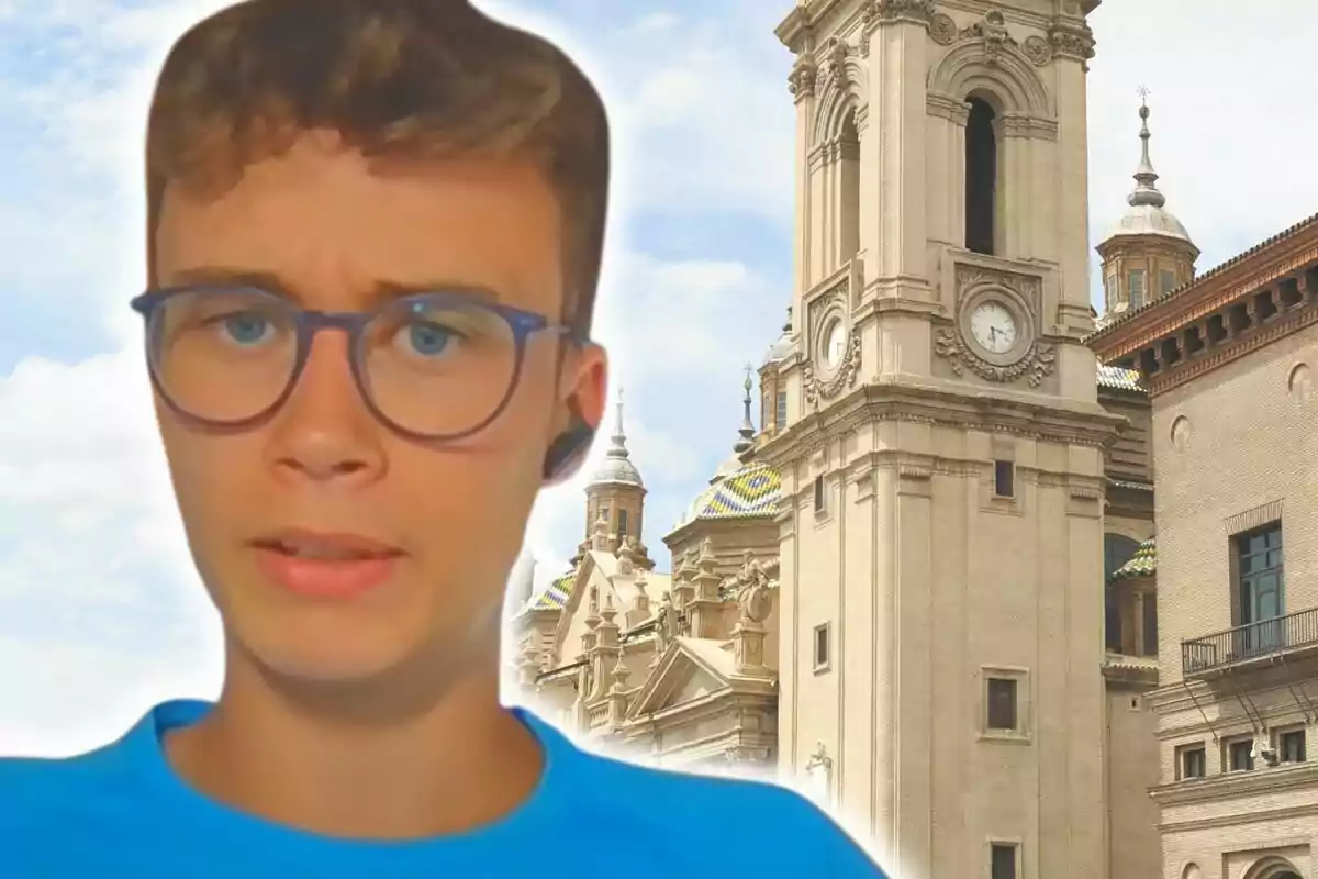 Jorge Rey con gafas y camiseta azul aparece en primer plano, con un edificio histórico de fondo.