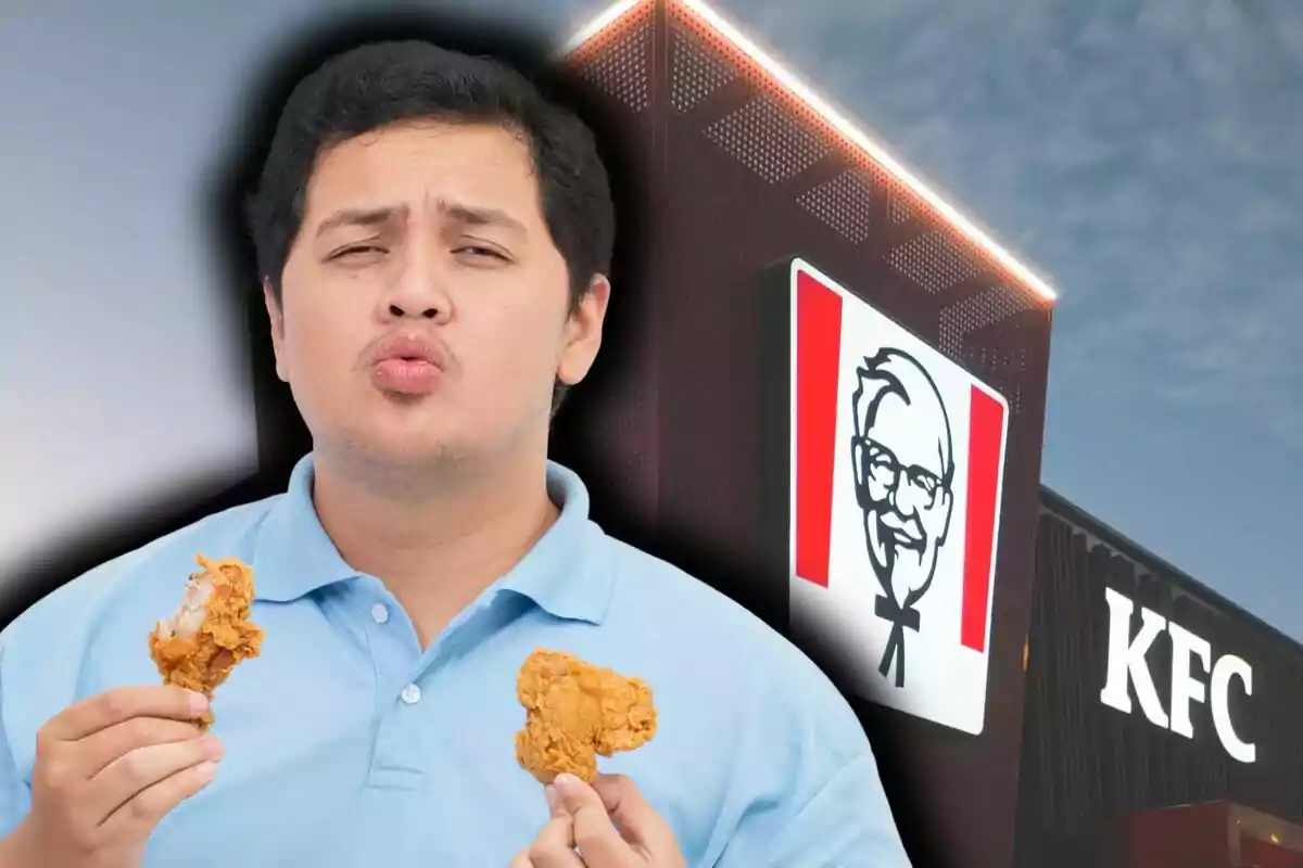 Un hombre con camisa azul sostiene dos piezas de pollo frito frente a un letrero de KFC. Un hombre con camisa azul sostiene dos piezas de pollo frito frente a un letrero de KFC.
