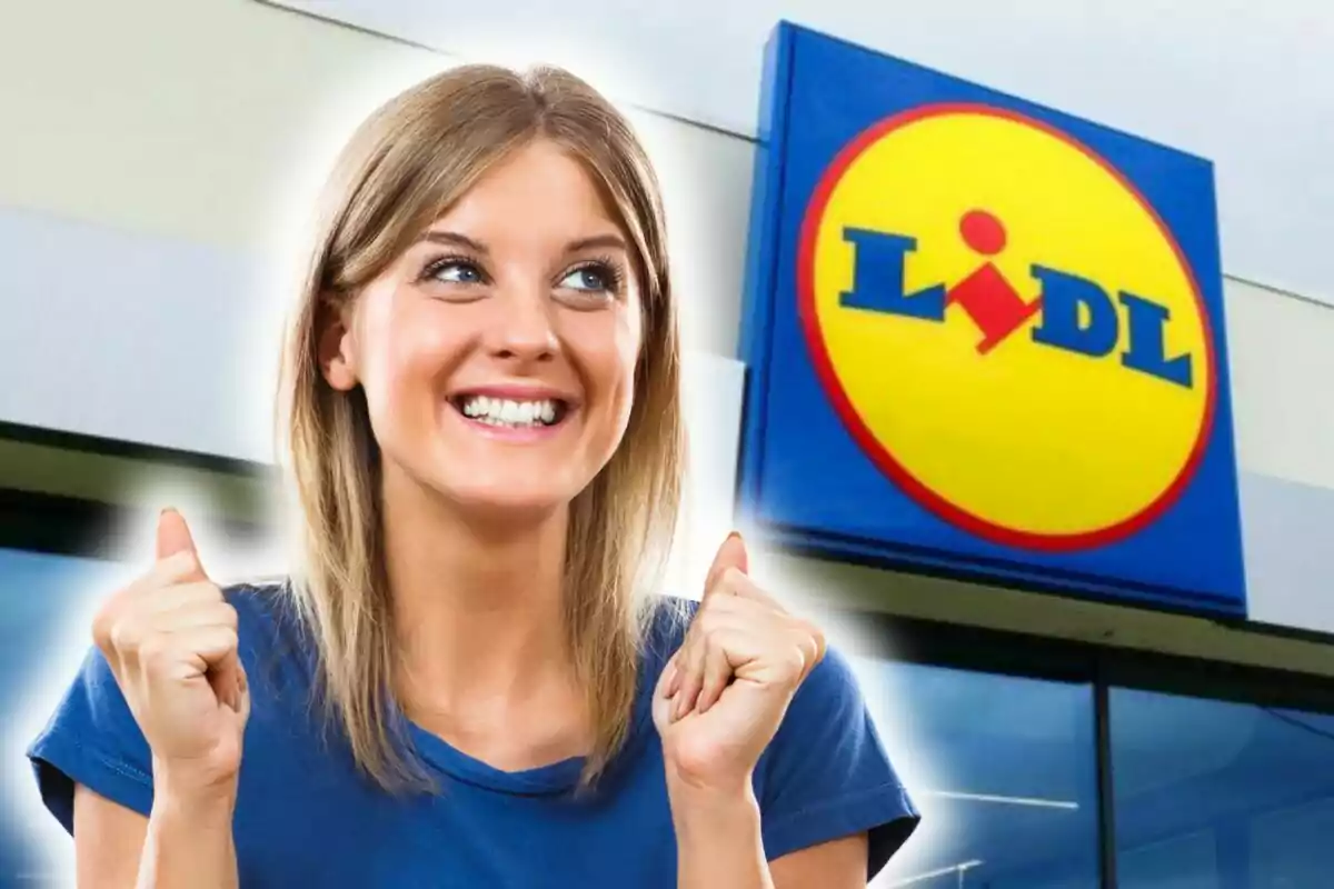 Mujer sonriente con gesto de emoción frente a un letrero de supermercado Lidl.